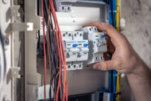 Dépannage électrique urgent à Lyon : pourquoi appeler un artisan électricien ?